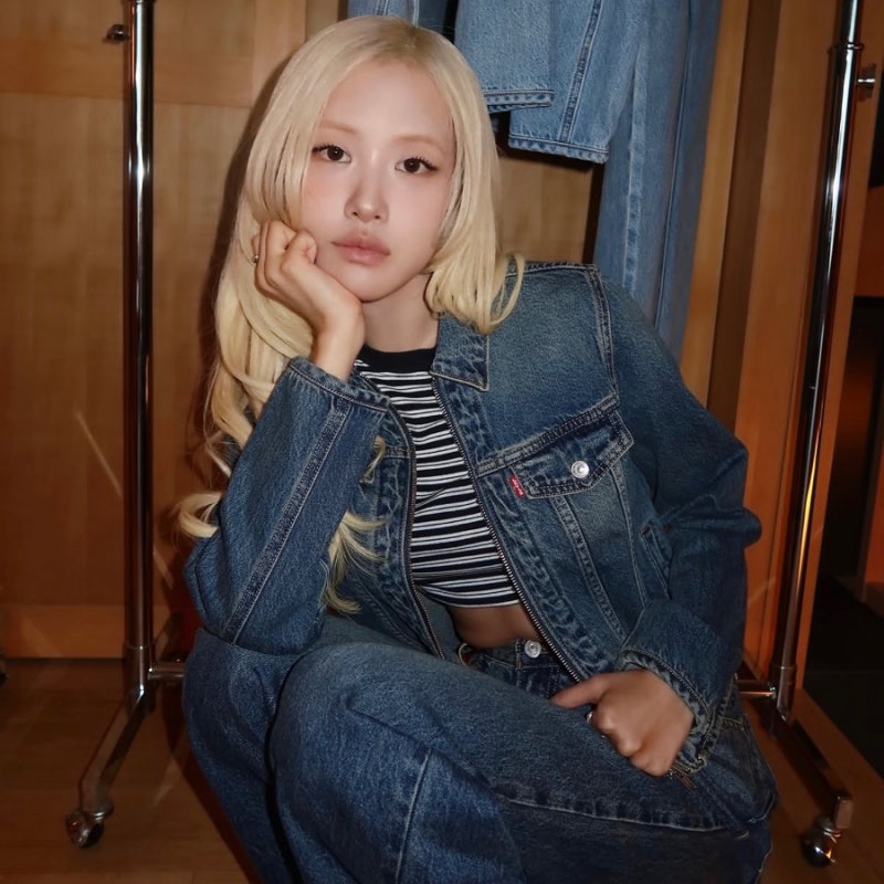 Worth A Car.. Rosé's Denim-On-Denim Look With A Statement Ring