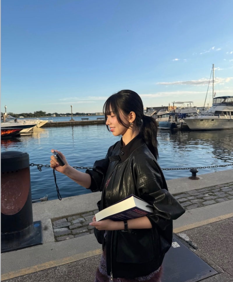 The perfect blend of luxury items... Karina's vintage look featuring a jacket in the 60,000 won range