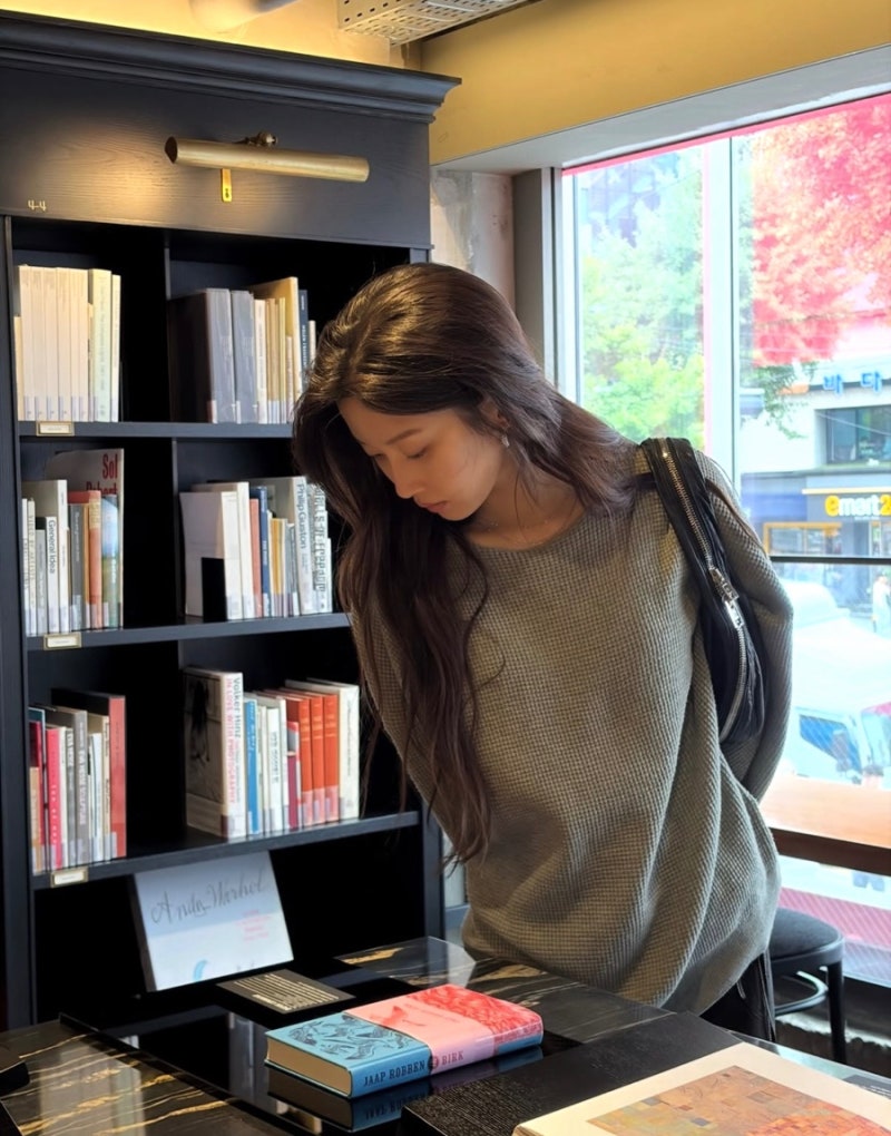 It's causing a stir for being luxurious... Moon Ga-young's fashion that captures the vibe of a vintage look