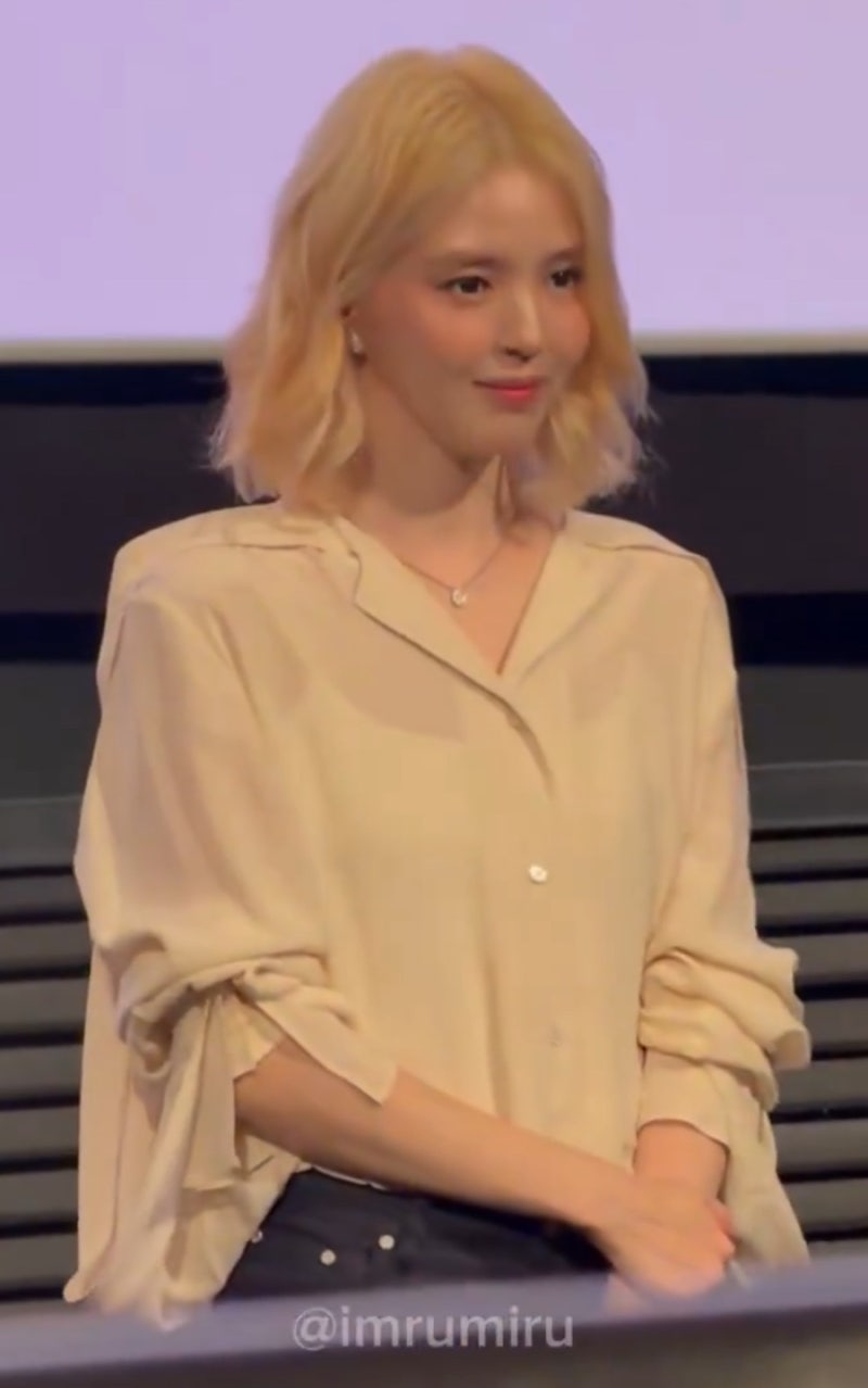 They said it would be polarizing... but Han So-hee's blonde hair is now a huge hit.