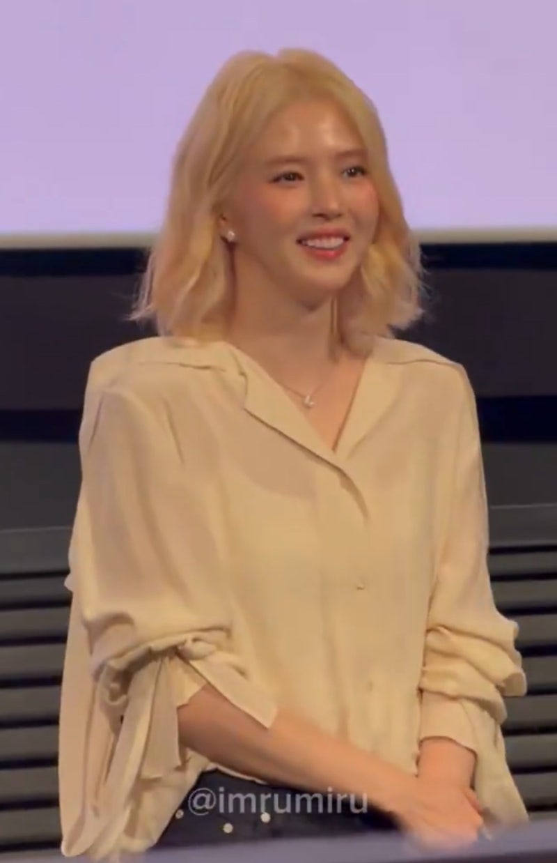 They said it would be polarizing... but Han So-hee's blonde hair is now a huge hit.