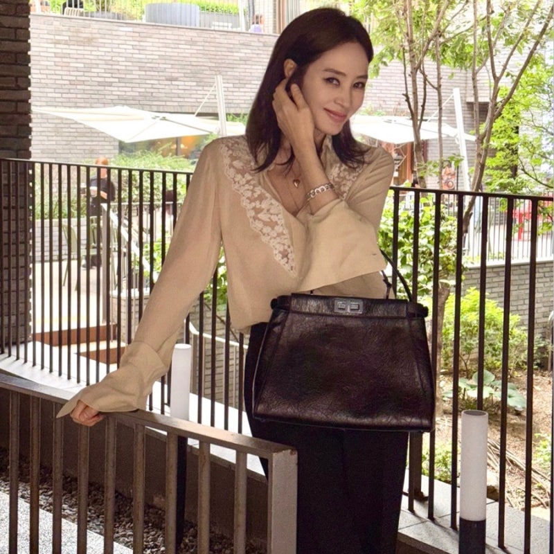 Seeming to be aging in reverse... 56-year-old celebrity's work outfit fashion