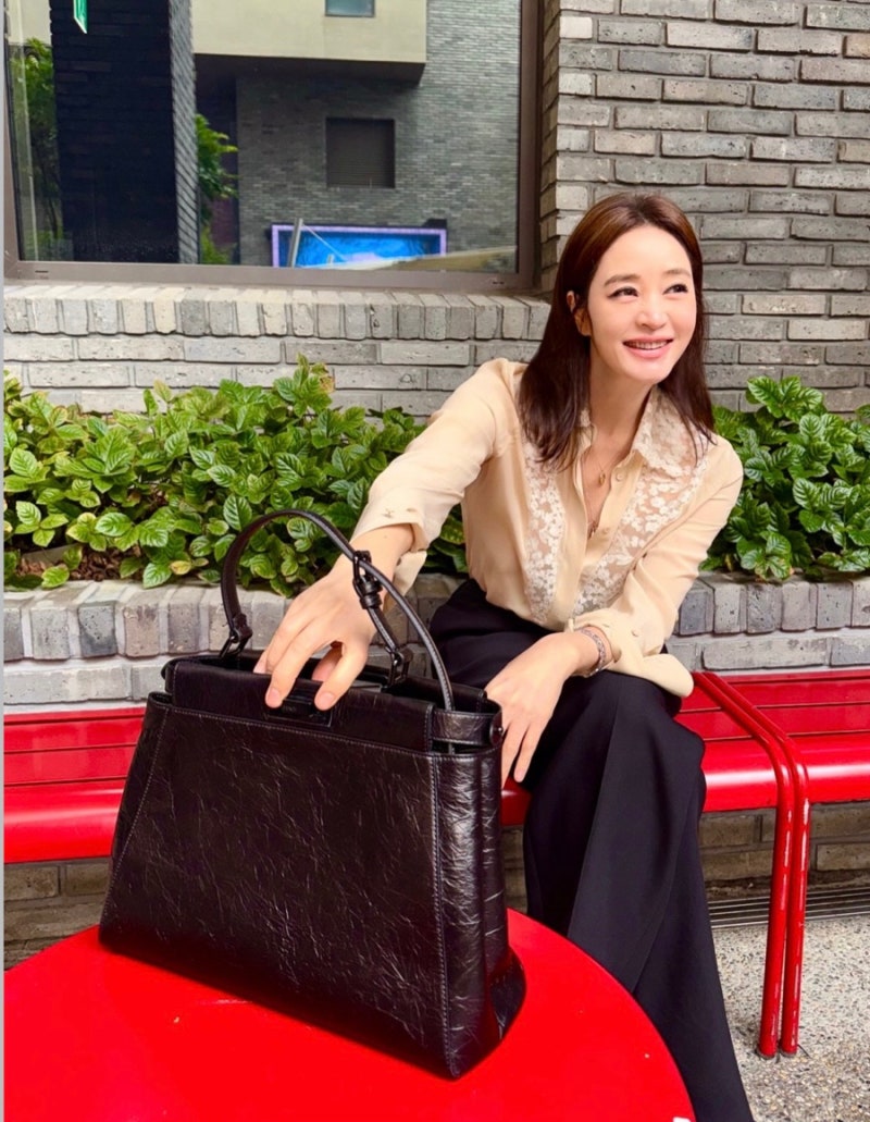 Seeming to be aging in reverse... 56-year-old celebrity's work outfit fashion