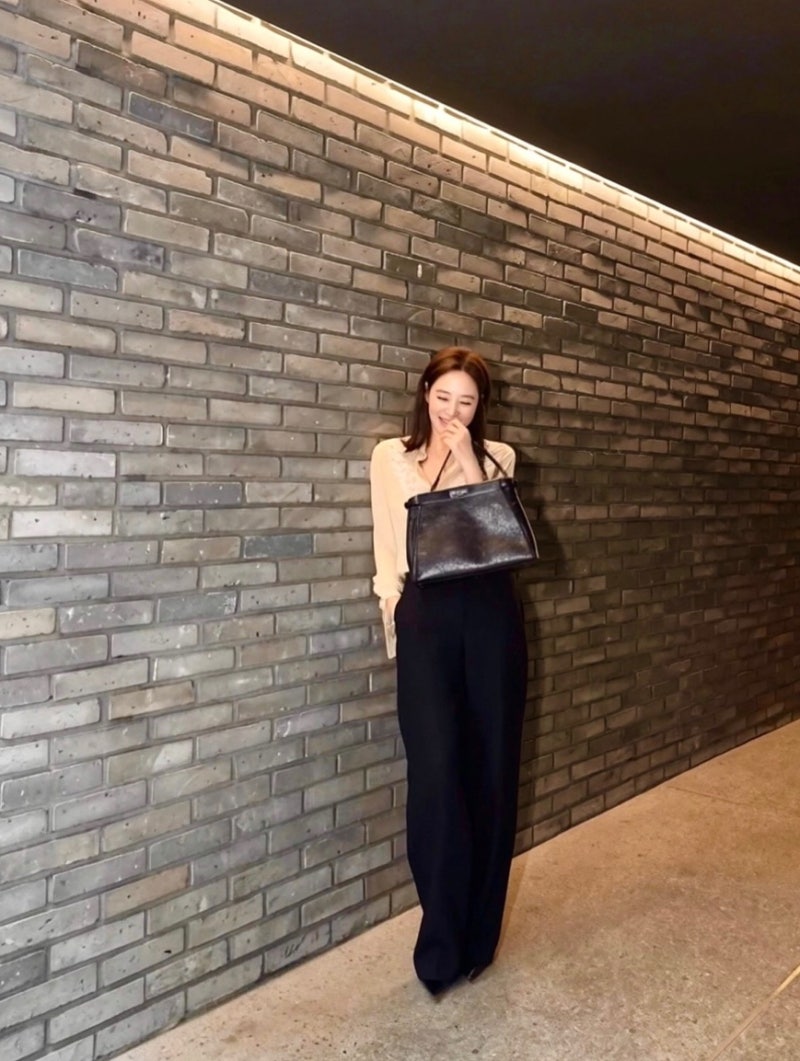Seeming to be aging in reverse... 56-year-old celebrity's work outfit fashion