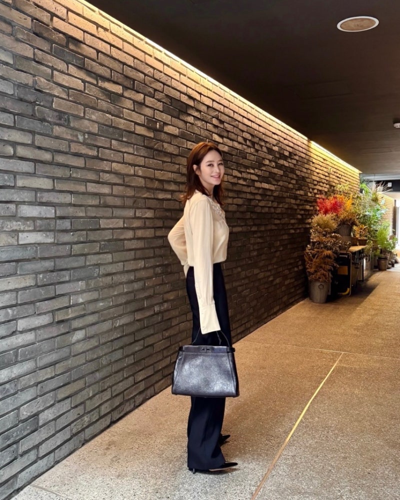 Seeming to be aging in reverse... 56-year-old celebrity's work outfit fashion