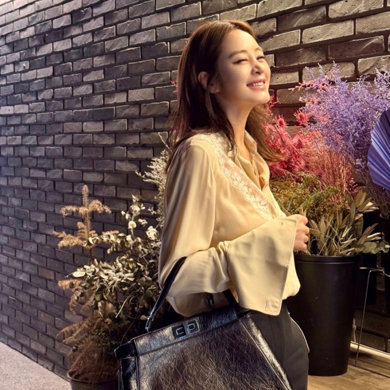 Seeming to be aging in reverse... 56-year-old celebrity's work outfit fashion