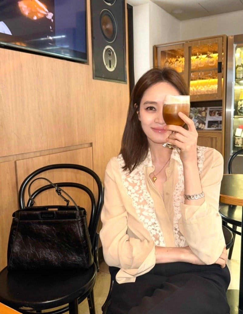 Seeming to be aging in reverse... 56-year-old celebrity's work outfit fashion