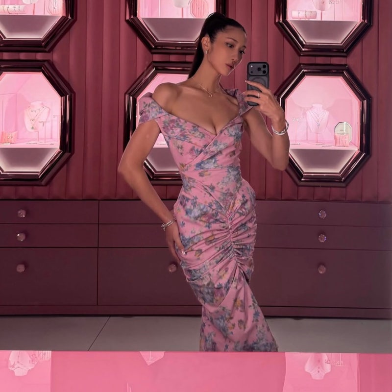 The dress Hwasa wore... A dress fit that caused a sensation with its alluring beauty.
