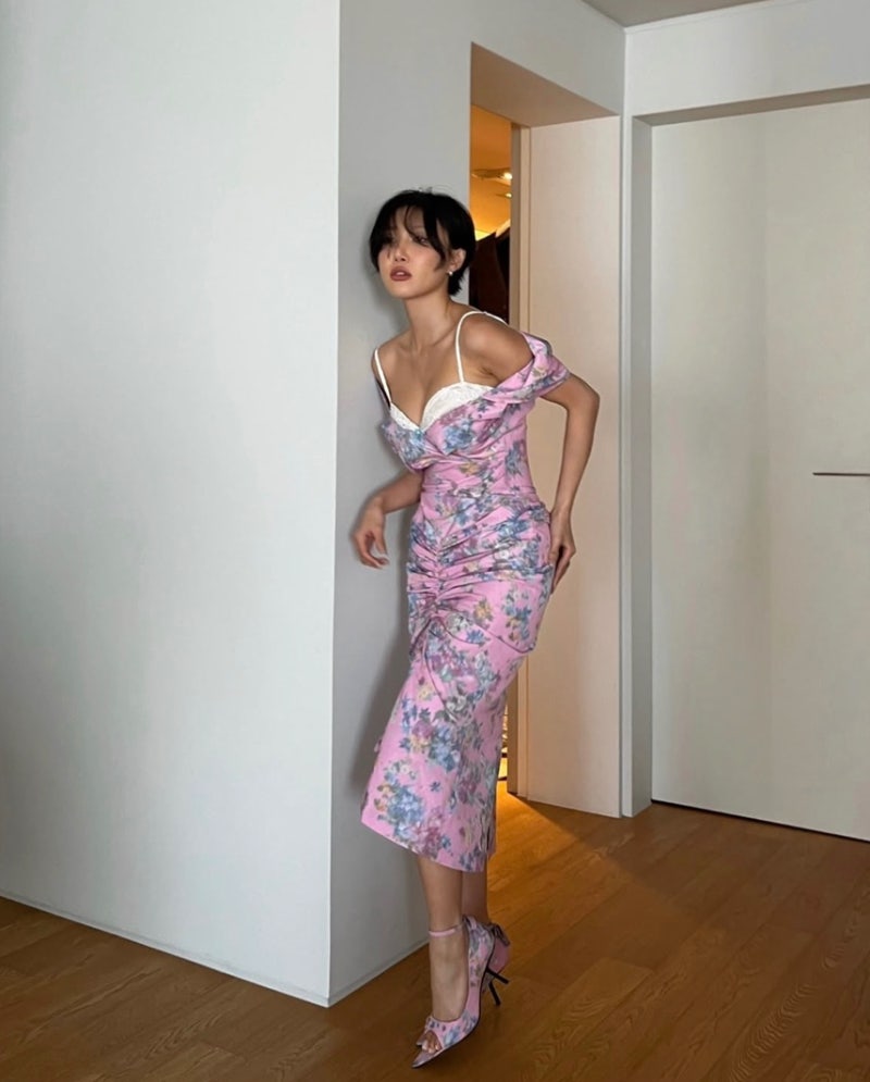 The dress Hwasa wore... A dress fit that caused a sensation with its alluring beauty.
