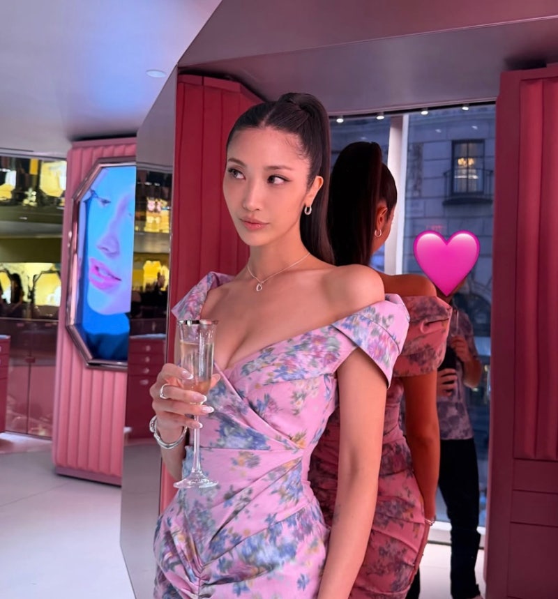 The dress Hwasa wore... A dress fit that caused a sensation with its alluring beauty.