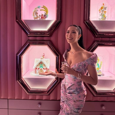 The dress Hwasa wore... A dress fit that caused a sensation with its alluring beauty.