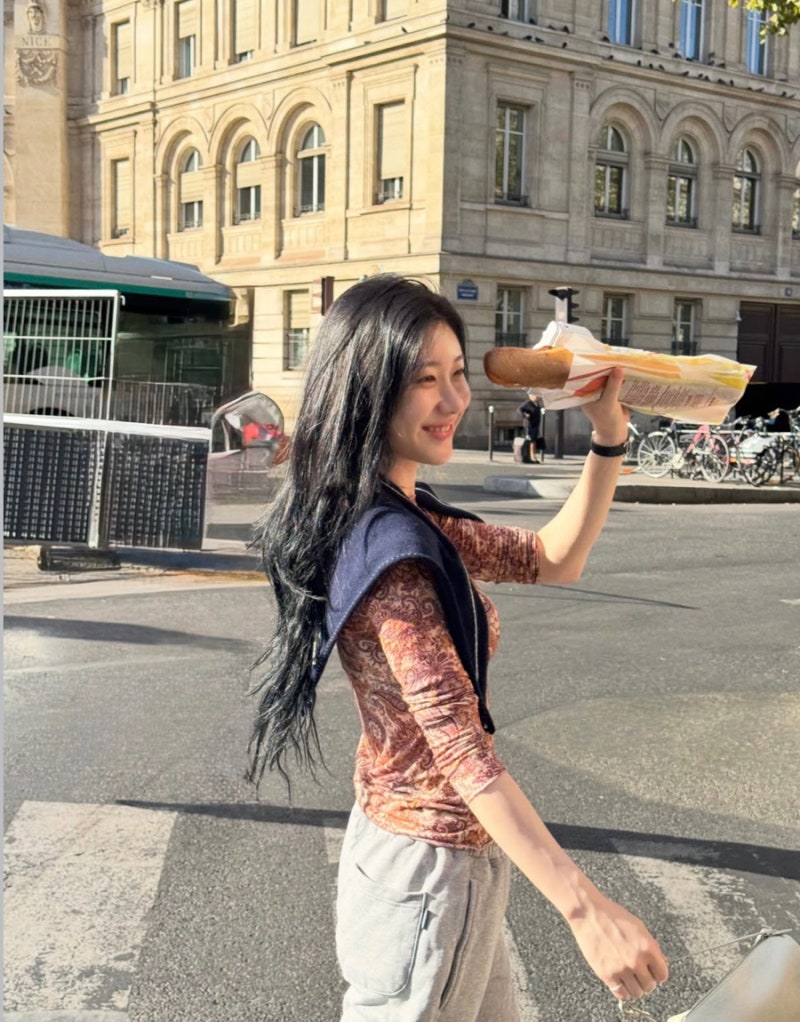 Grandma T-shirt... Chaeryeong's Paris fashion that turned even paisley into a girlfriend look