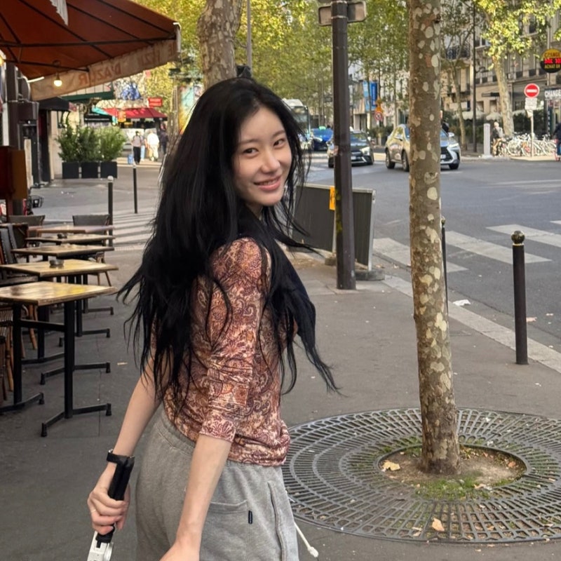Grandma T-shirt... Chaeryeong's Paris fashion that turned even paisley into a girlfriend look