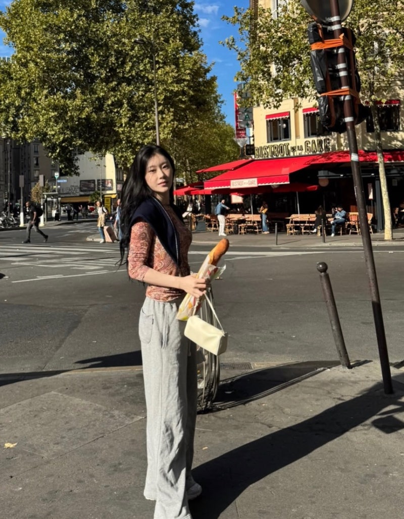 Grandma T-shirt... Chaeryeong's Paris fashion that turned even paisley into a girlfriend look