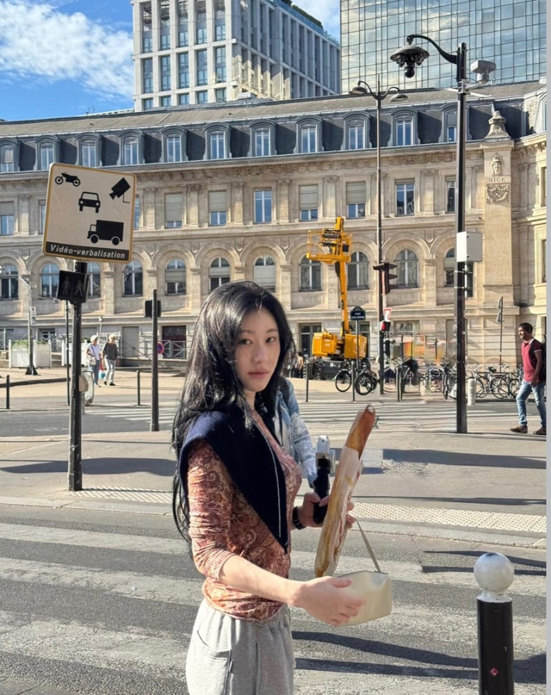 Grandma T-shirt... Chaeryeong's Paris fashion that turned even paisley into a girlfriend look