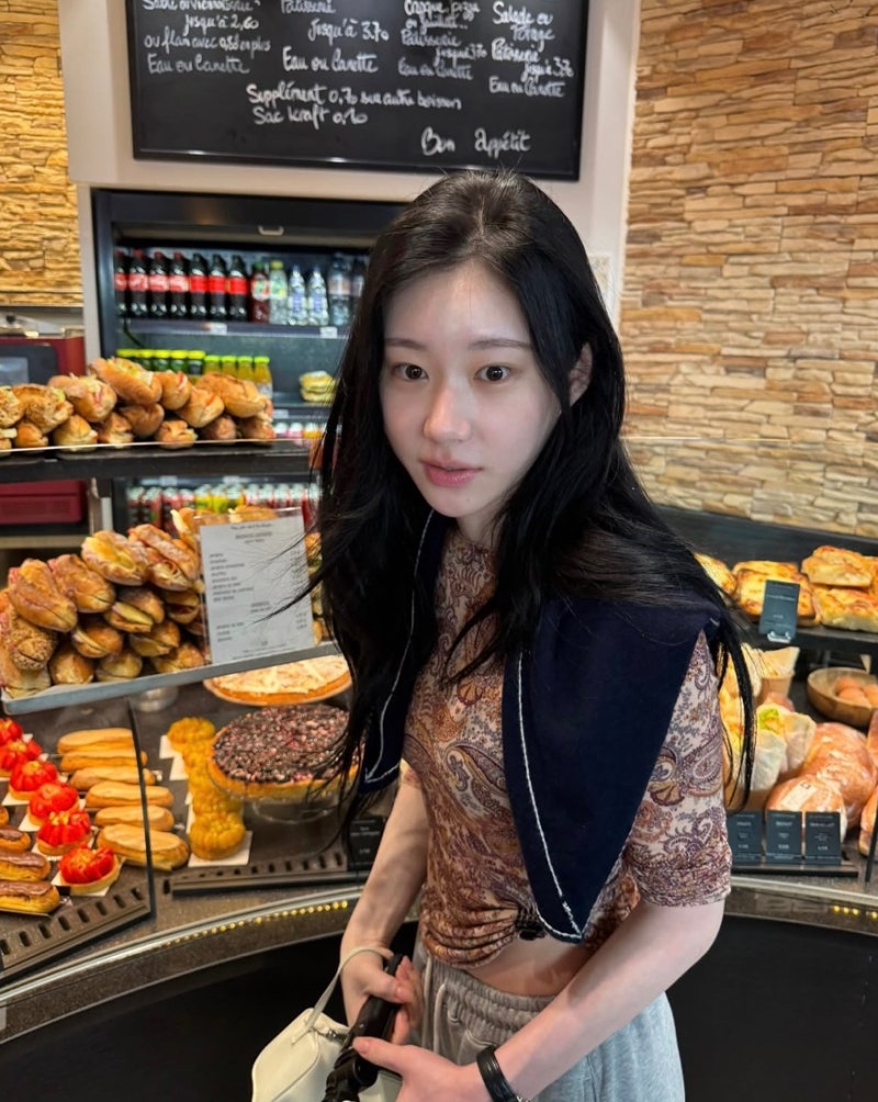 Grandma T-shirt... Chaeryeong's Paris fashion that turned even paisley into a girlfriend look