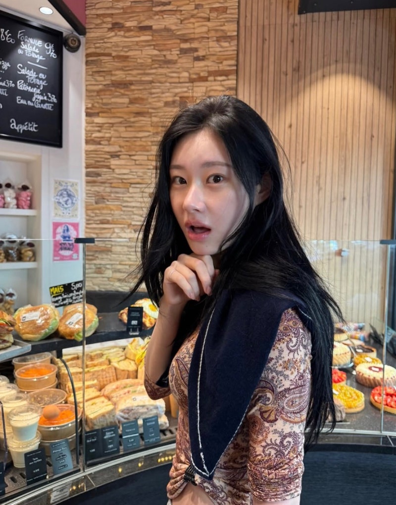 Grandma T-shirt... Chaeryeong's Paris fashion that turned even paisley into a girlfriend look