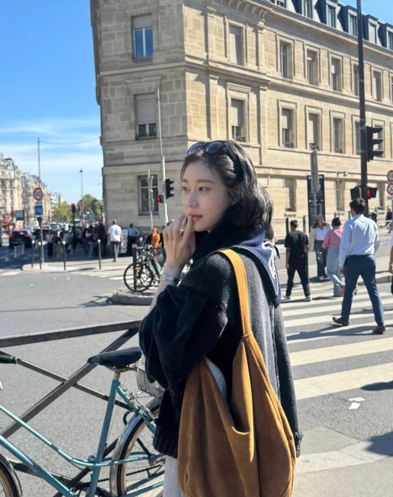Grandma T-shirt... Chaeryeong's Paris fashion that turned even paisley into a girlfriend look