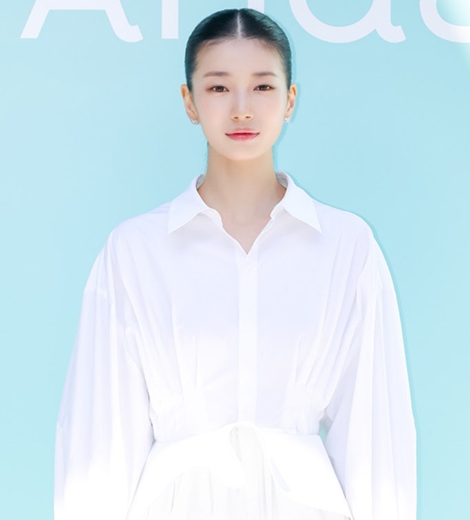 Is slicked-back hair the trend? Fashion of female celebrities who avoided humiliation even with their head shapes revealed