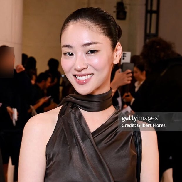 Is slicked-back hair the trend? Fashion of female celebrities who avoided humiliation even with their head shapes revealed