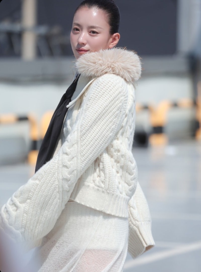 Is slicked-back hair the trend? Fashion of female celebrities who avoided humiliation even with their head shapes revealed