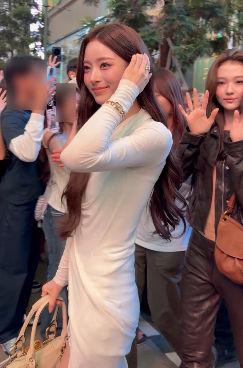 Looks like Jang Ka-seol is going to be caught... Celebrity airport fashion causing a stir with doll-like beauty