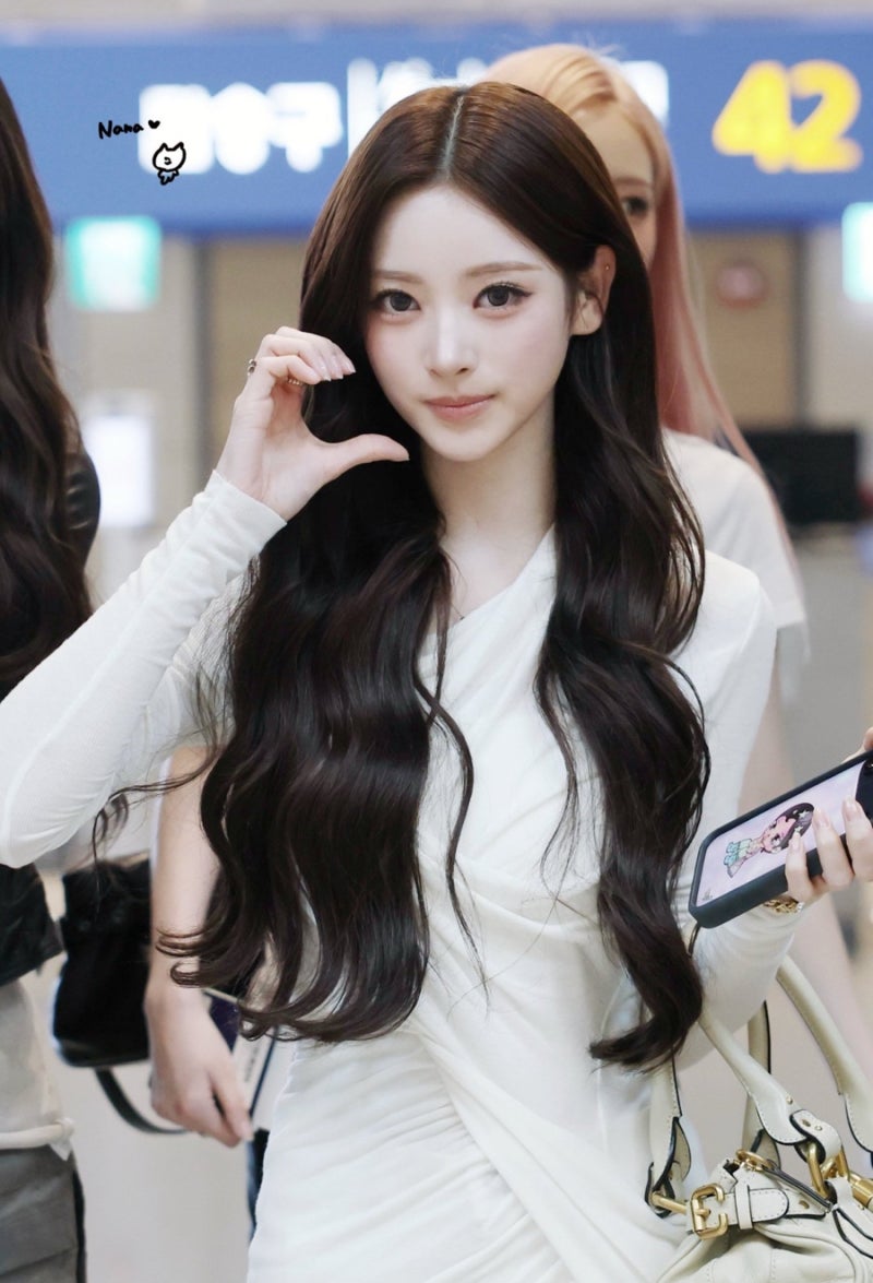 Looks like Jang Ka-seol is going to be caught... Celebrity airport fashion causing a stir with doll-like beauty