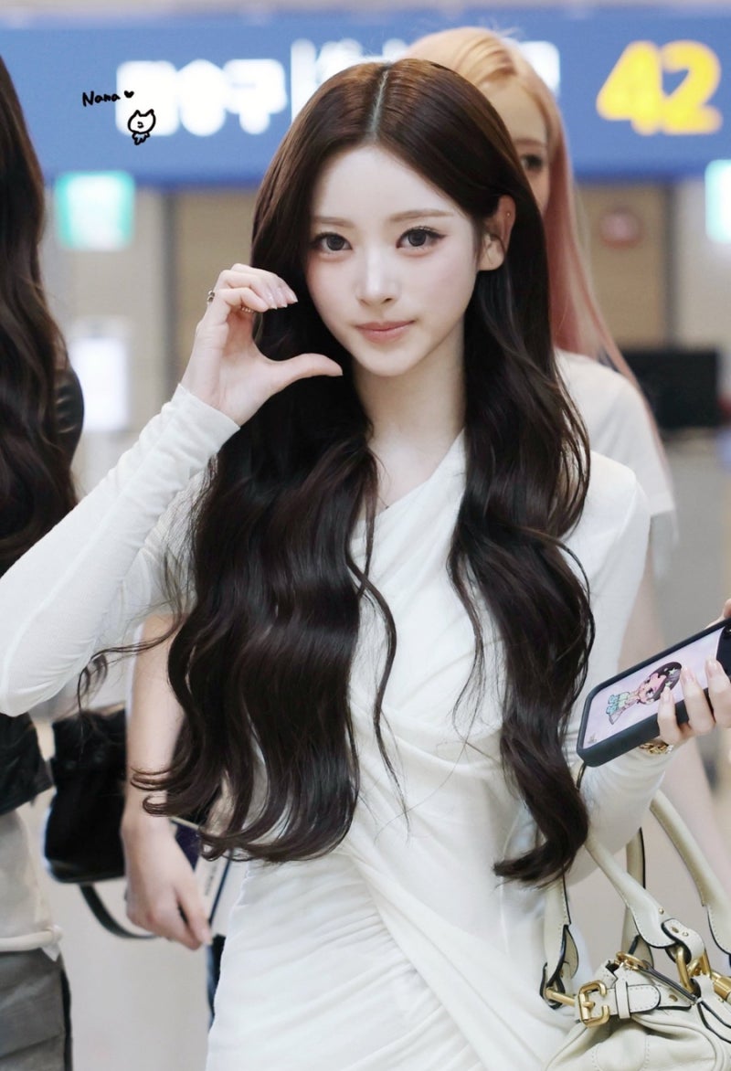 Looks like Jang Ka-seol is going to be caught... Celebrity airport fashion causing a stir with doll-like beauty