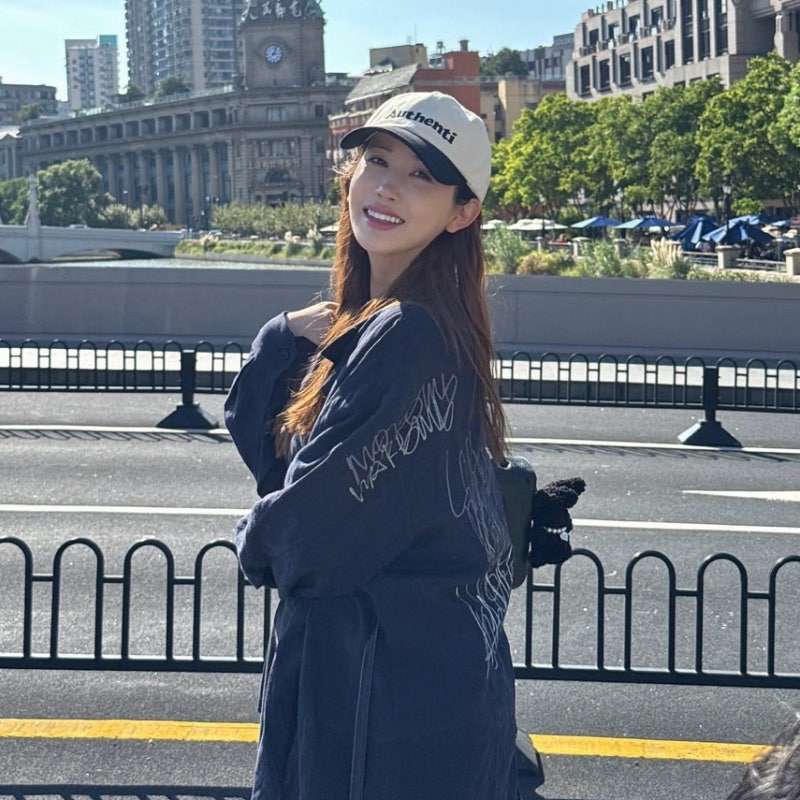 Already 8 months pregnant... Celebrity fashion unrecognizable because she's so slim