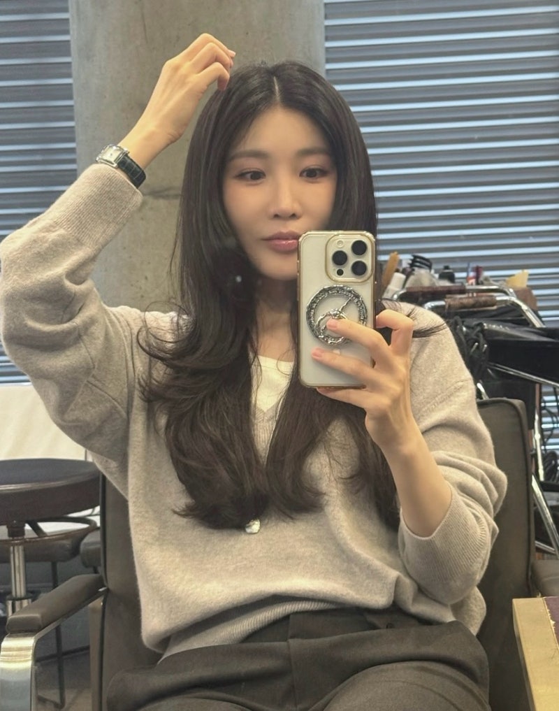 A gray set-up... but a celebrity daily look that makes it look radiant