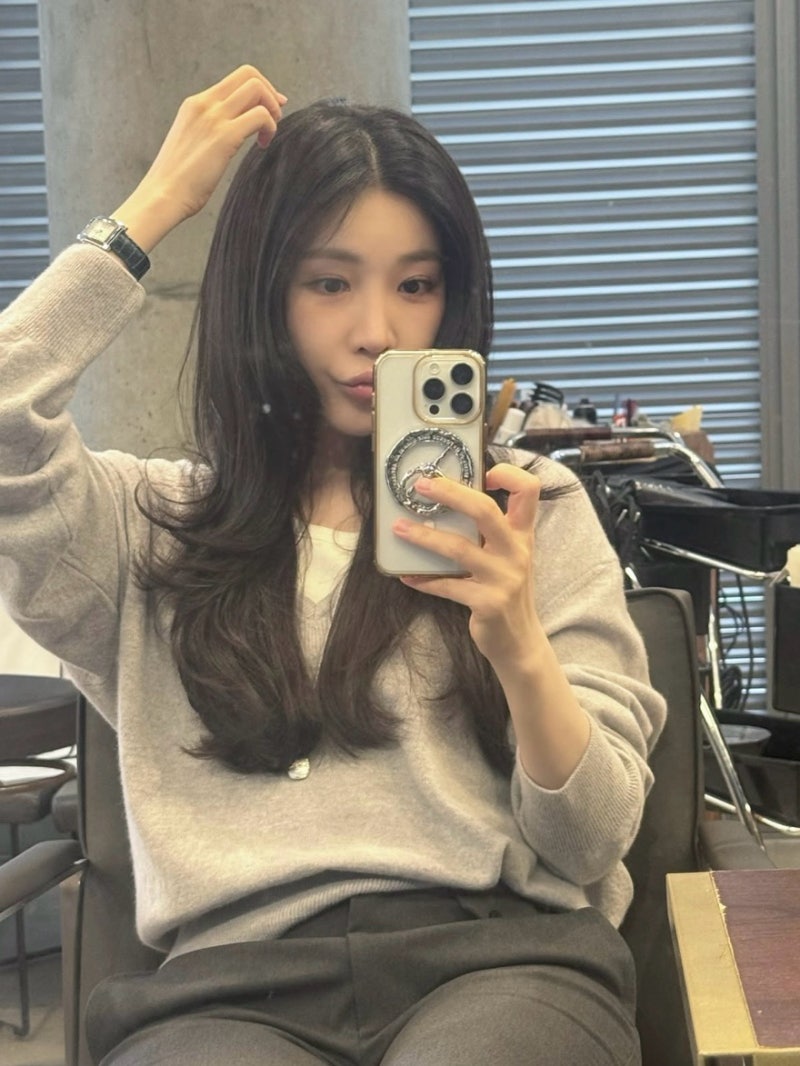 A gray set-up... but a celebrity daily look that makes it look radiant