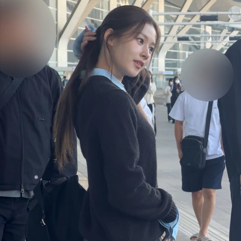 Fans went wild over Sana's airport fashion... Her stunning, comic-book-like visuals.