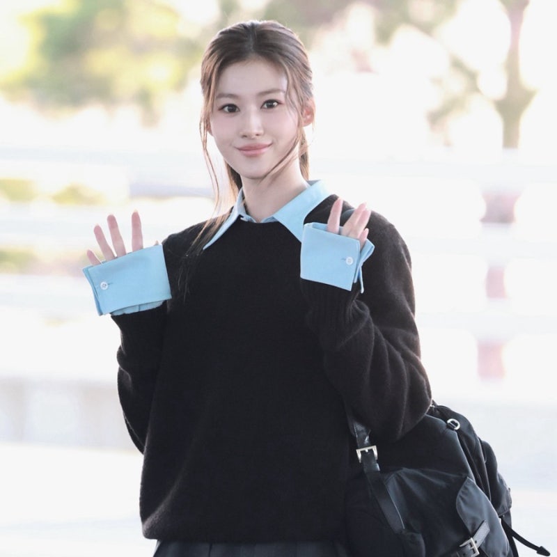 Fans went wild over Sana's airport fashion... Her stunning, comic-book-like visuals.