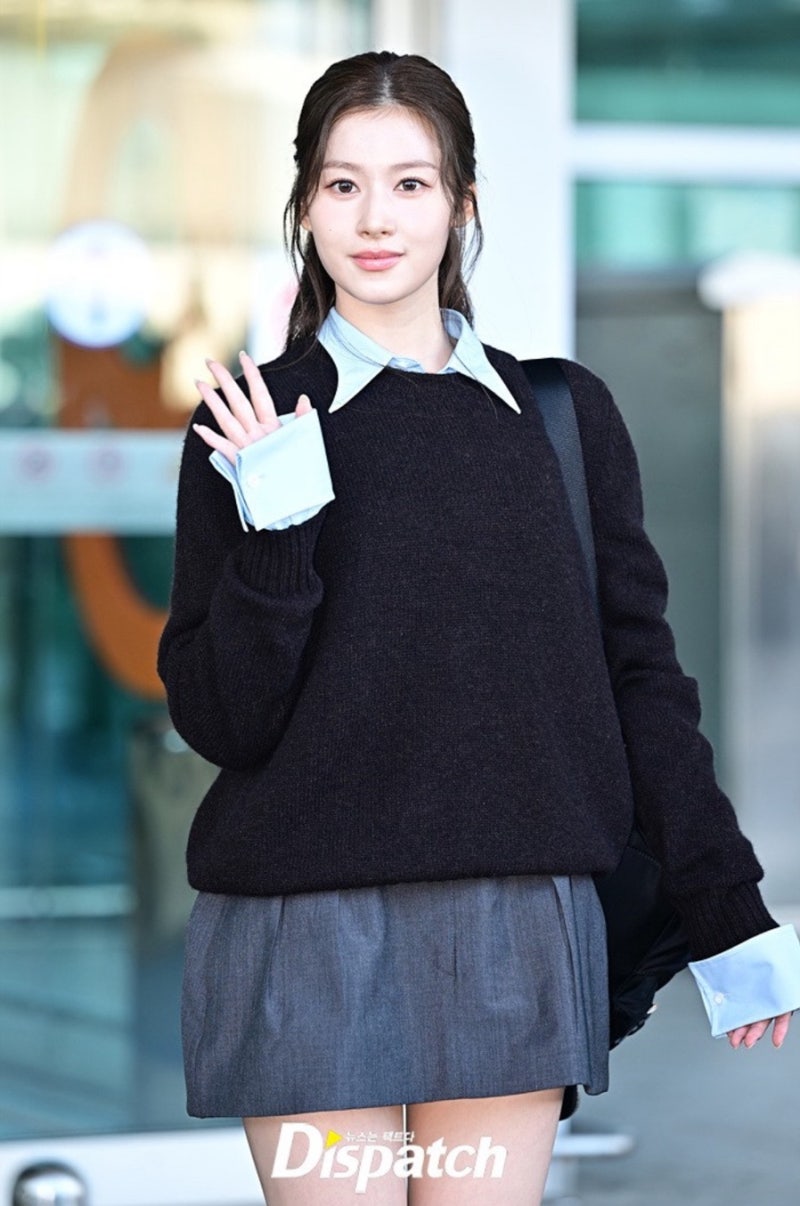 Fans went wild over Sana's airport fashion... Her stunning, comic-book-like visuals.
