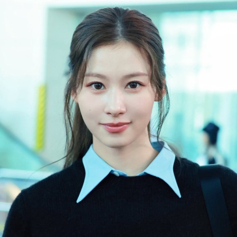 Fans went wild over Sana's airport fashion... Her stunning, comic-book-like visuals.