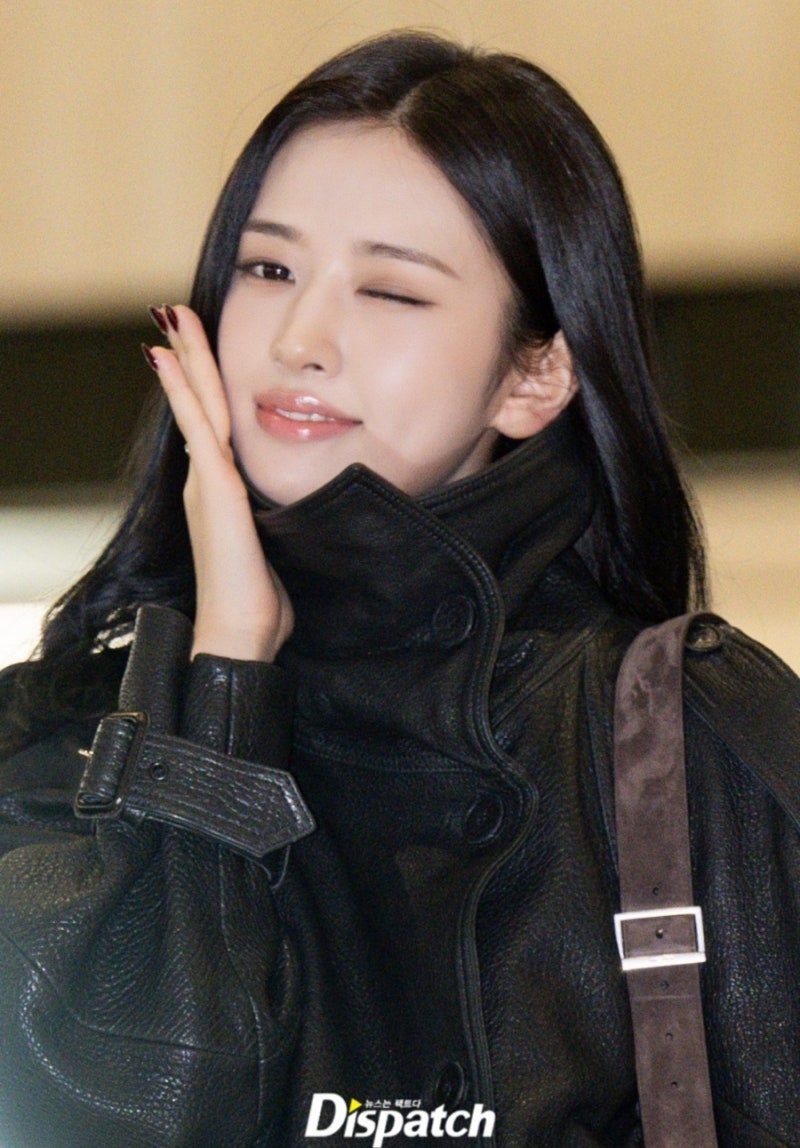 Looks like a runway... Ahn Yu-jin's airport fashion exploding with chic vibes