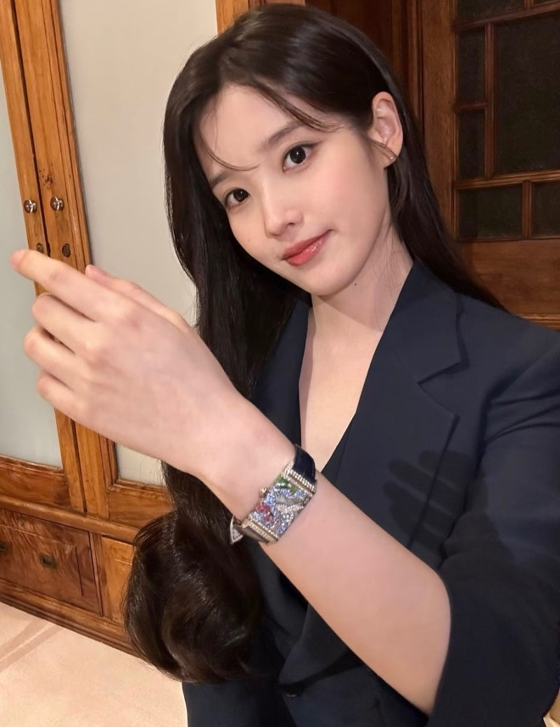 IU's fashion that makes her features look bigger after losing weight.