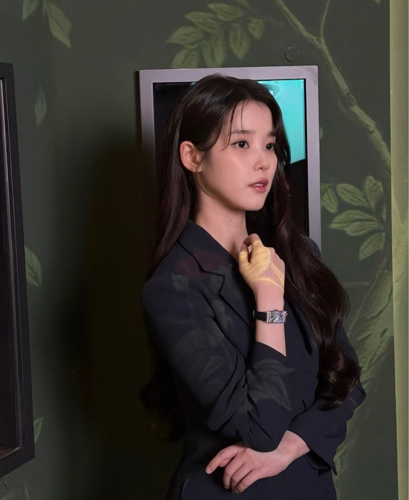 IU's fashion that makes her features look bigger after losing weight.