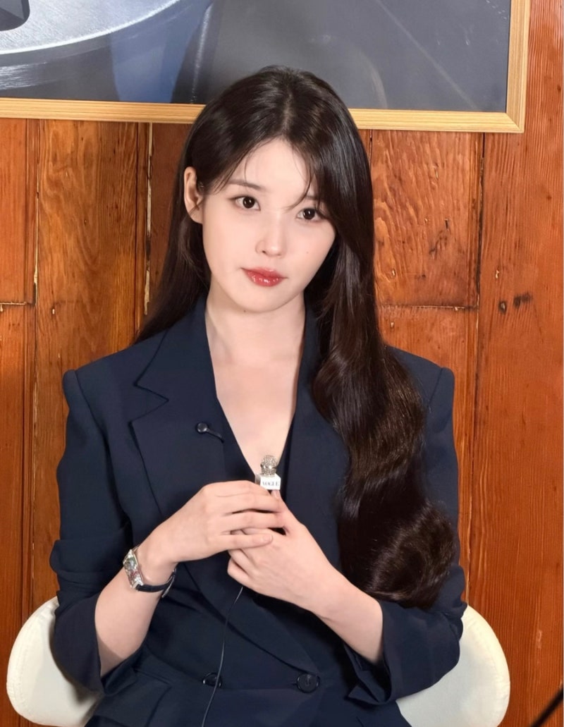 IU's fashion that makes her features look bigger after losing weight.