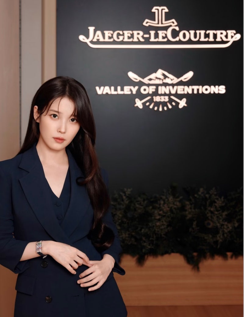 IU's fashion that makes her features look bigger after losing weight.
