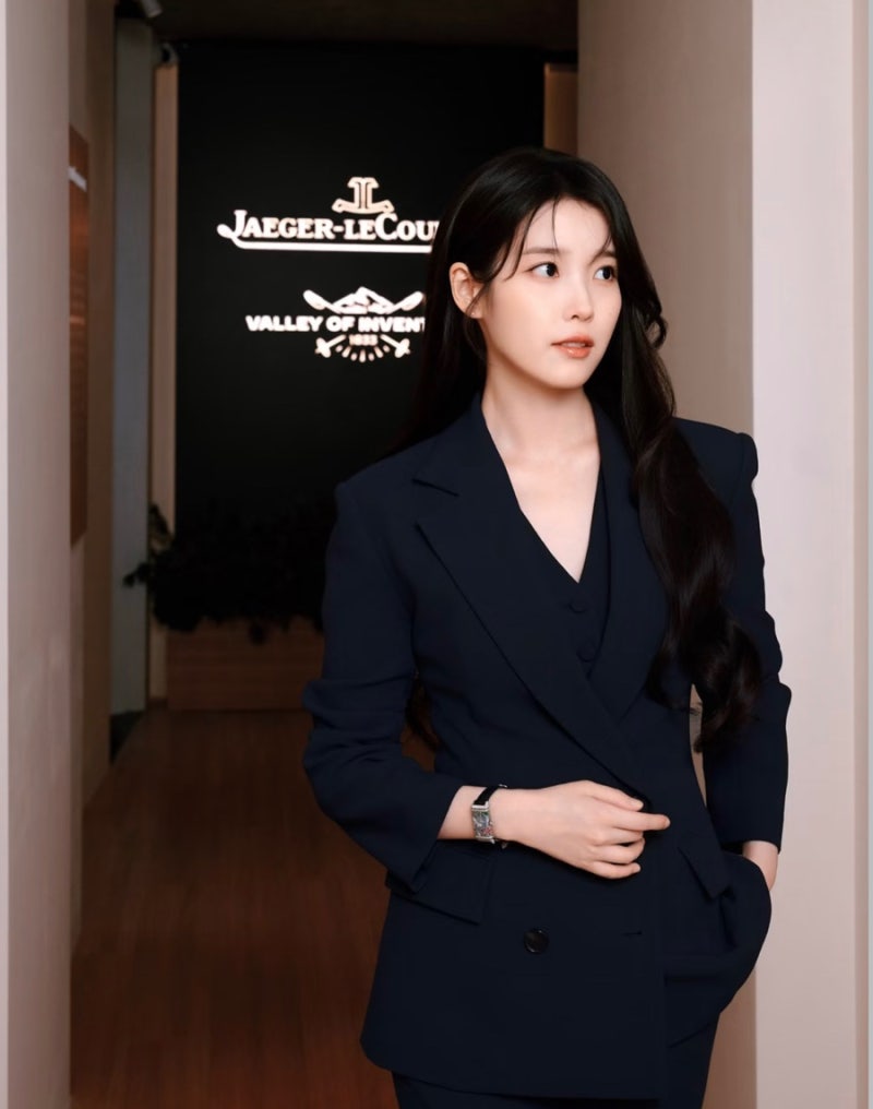IU's fashion that makes her features look bigger after losing weight.