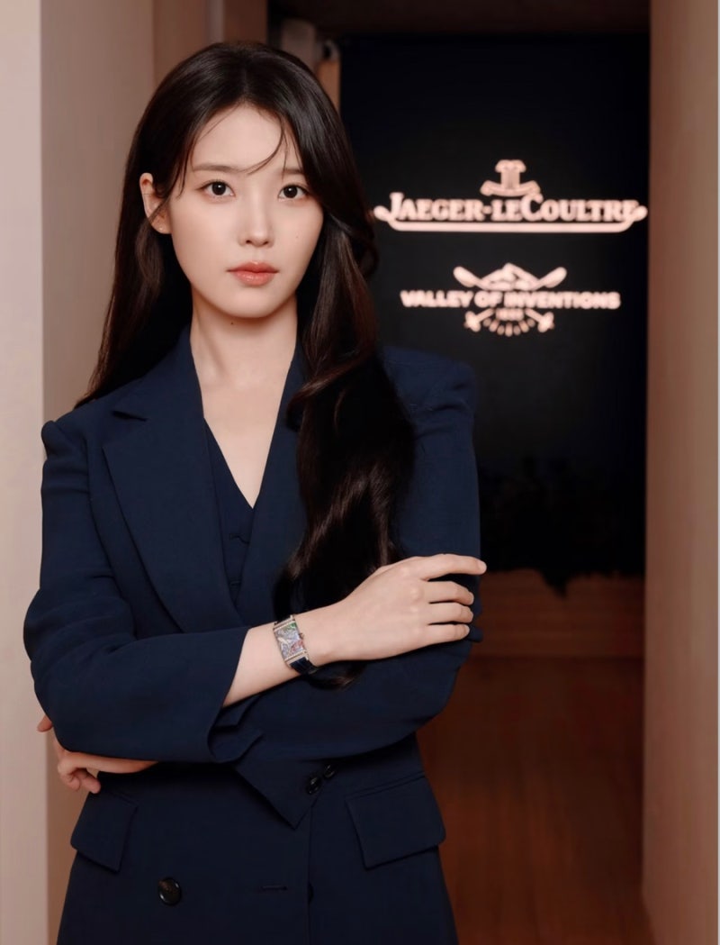 IU's fashion that makes her features look bigger after losing weight.