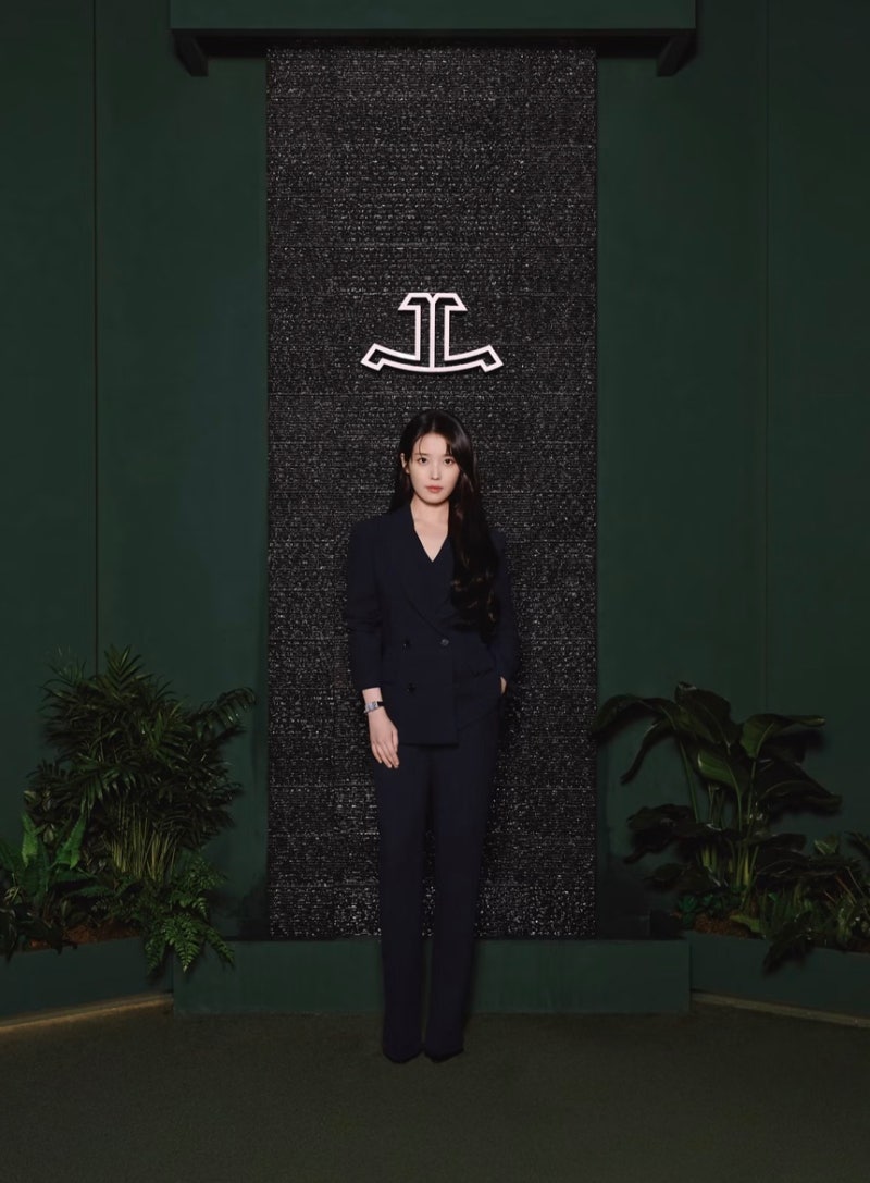 IU's fashion that makes her features look bigger after losing weight.