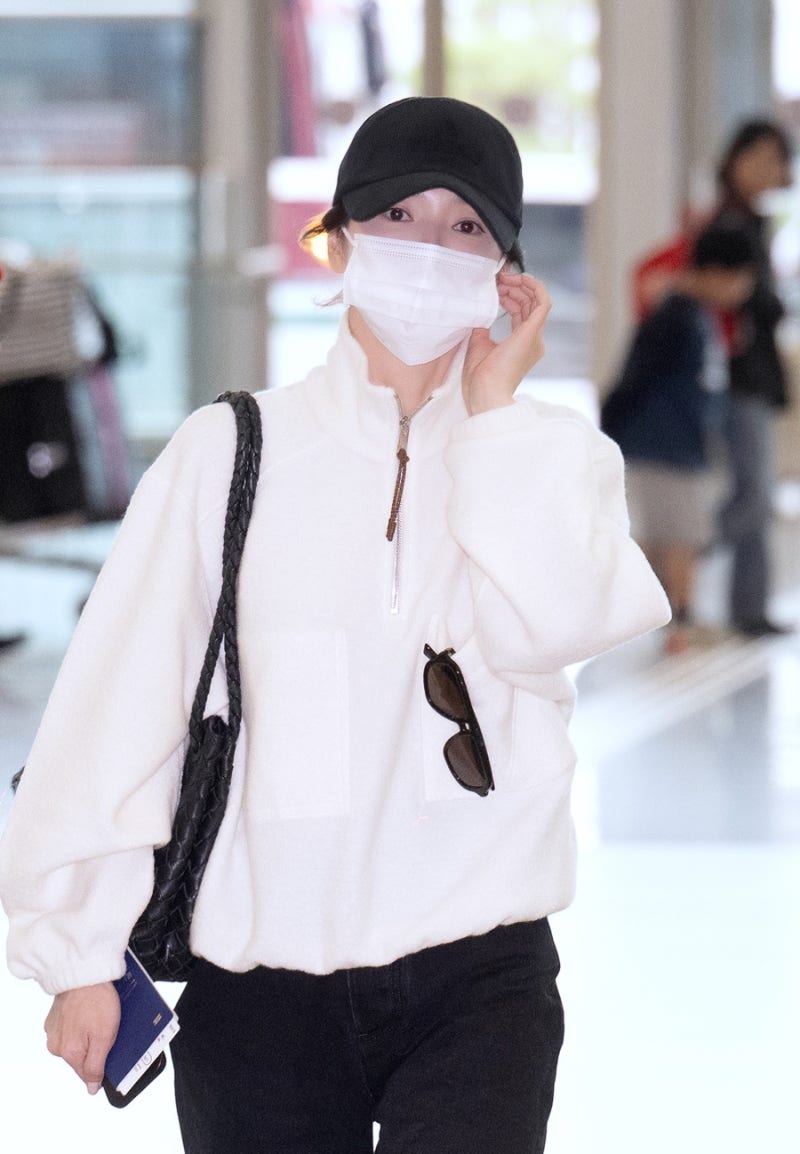 Face completely covered... Celebrity daily look and airport fashion where identity was revealed