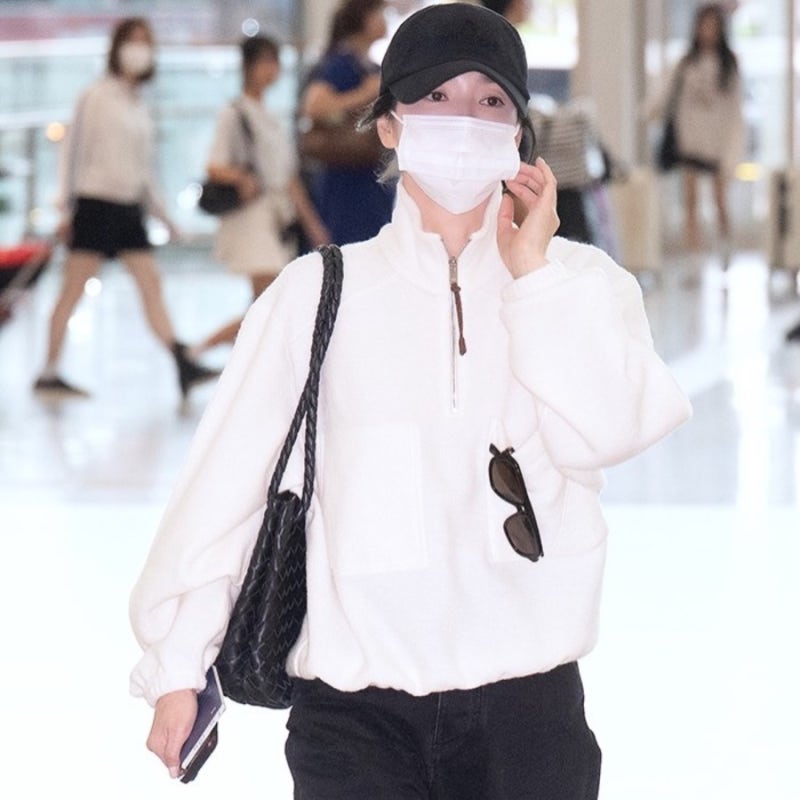 Face completely covered... Celebrity daily look and airport fashion where identity was revealed