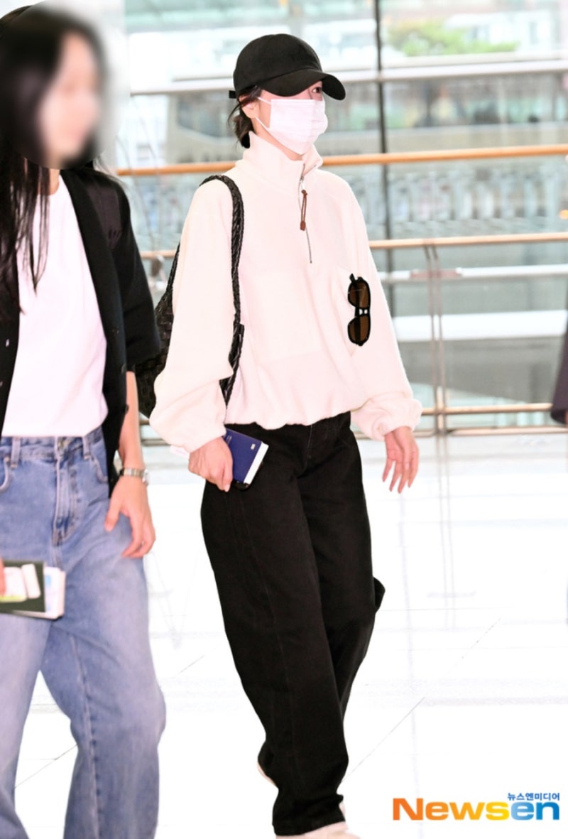 Face completely covered... Celebrity daily look and airport fashion where identity was revealed