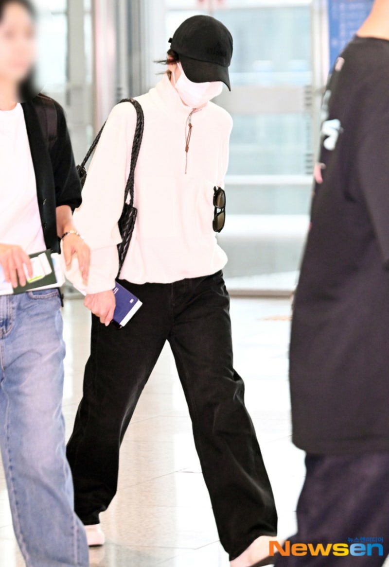 Face completely covered... Celebrity daily look and airport fashion where identity was revealed