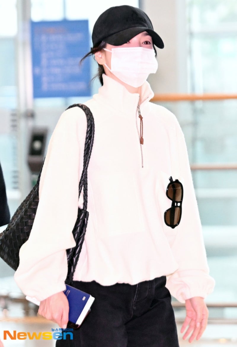 Face completely covered... Celebrity daily look and airport fashion where identity was revealed