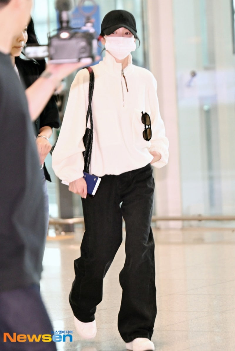 Face completely covered... Celebrity daily look and airport fashion where identity was revealed
