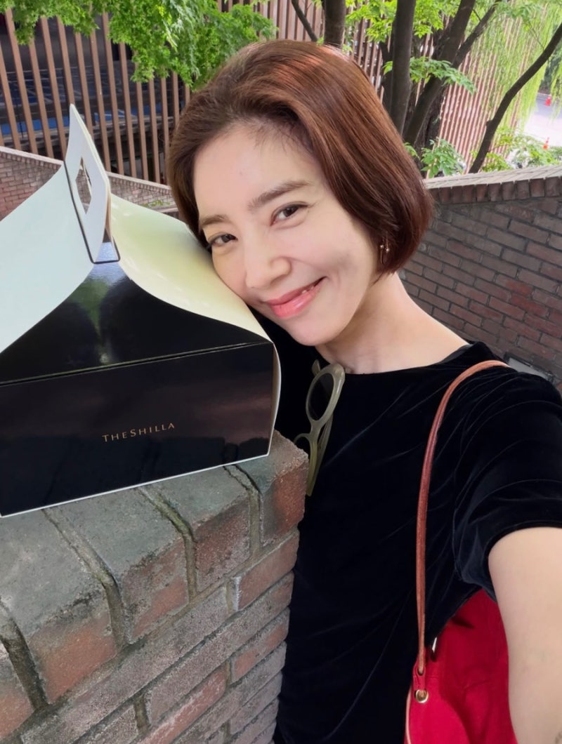 I thought it was a canvas bag... Son Dam-bi's bag shows it's not just a color accent.